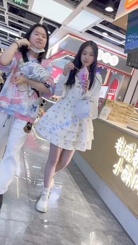 【永久专享】【KFC】长裙学生妹吃小吃·还嫌肉有点少·半透内微透黑绒毛【1V】【506M】 预览图 14