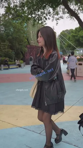 【永久专享】(BC-AA-598)蕾丝裙小姐姐黑丝过膝袜被CD..无痕内勒出明显13痕迹【1V】【402M】 预览图 1