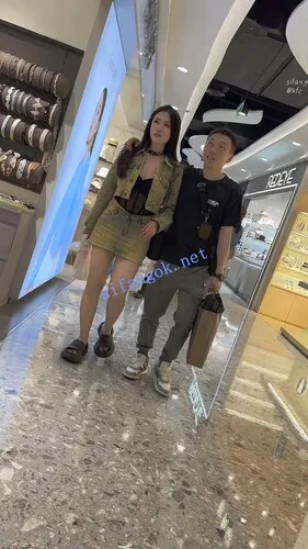 【永久专享】【KFC】大叔带着骚货逛街·内衣外露短裙半透内裤·前拍黑黑的【1V】【714M】 预览图 5