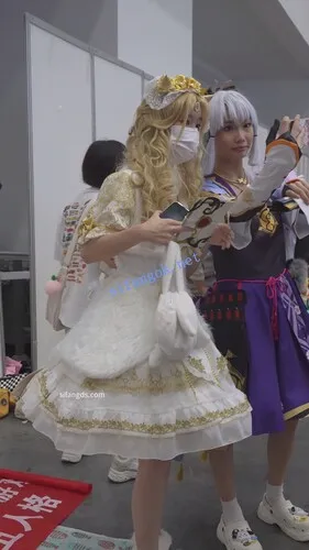 【永久专享】【xxn-329】金发公主裙小姐姐..卡通粉内勒出13缝正面露黑色【1V】【297M】 预览图 5