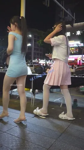 【永久专享】(BC-AA-600)两位小姐姐竟然都不穿内衣..裙子超短透心凉露乳…【1V】【426M】 预览图 7