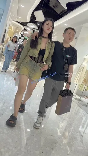 【永久专享】【KFC】大叔带着骚货逛街·内衣外露短裙半透内裤·前拍黑黑的【1V】【714M】 预览图 12