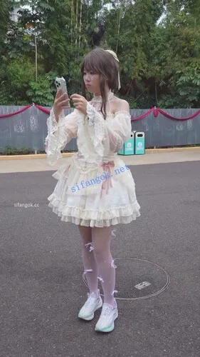 【永久专享】(BC-AA-640)蕾丝公主裙小姐姐..蝴蝶结透明丝袜多次弯腰CD花内【1V】【275M】 预览图 4