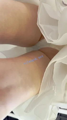 【永久专享】【KFC】长裙学生妹吃小吃·还嫌肉有点少·半透内微透黑绒毛【1V】【506M】 预览图 1