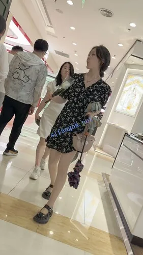 【永久专享】【KFC】长裙学生妹和闺蜜逛街·拿着花四处找帅哥·肉丝袜粉内【1V】【666M】 预览图 8