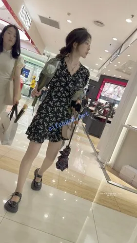 【永久专享】【KFC】长裙学生妹和闺蜜逛街·拿着花四处找帅哥·肉丝袜粉内【1V】【666M】 预览图 9