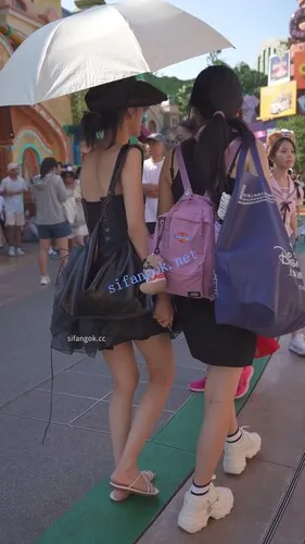 【永久专享】(BC-AA-639)游乐园抄底一对好闺蜜..白内弯腰坐镜头+条纹窄内【1V】【752M】 预览图 8