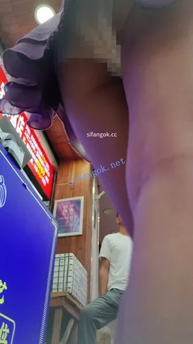 【永久专享】【CSCD】紫色连衣裙小姐姐和闺蜜排队买东西，黄色内内【1V】【624M】 预览图 4