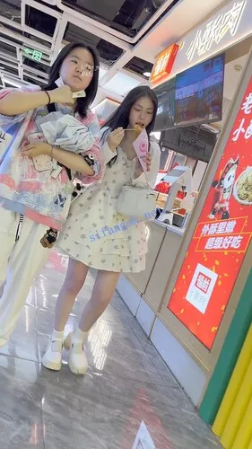 【永久专享】【KFC】长裙学生妹吃小吃·还嫌肉有点少·半透内微透黑绒毛【1V】【506M】 预览图 4