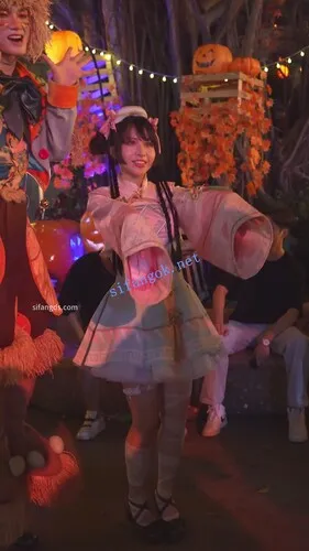 【永久专享】(BC-AA-599)双马尾小僵尸cos小姐姐拍照..蕾丝窄内开闪抄底【1V】【359M】 预览图 3