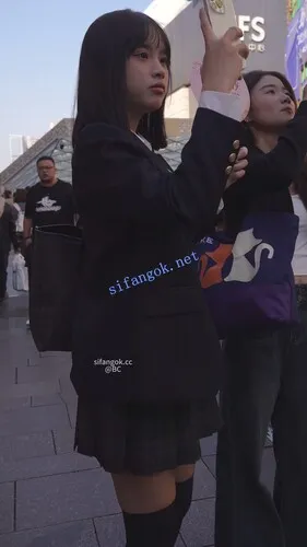 【永久专享】(BC-SSS-106)制服jk冬天过膝袜裸腿逛街..窄内夹进屁股缝上楼梯【1V】【1.21G】 预览图 5