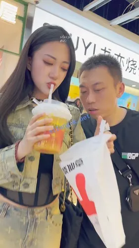 【永久专享】【KFC】大叔带着骚货逛街·内衣外露短裙半透内裤·前拍黑黑的【1V】【714M】 预览图 15