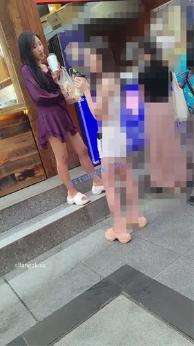 【永久专享】【CSCD】紫色连衣裙小姐姐和闺蜜排队买东西，黄色内内【1V】【624M】 预览图 1