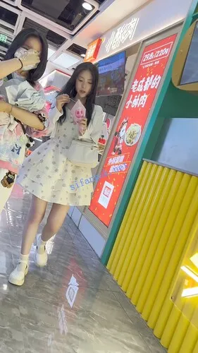 【永久专享】【KFC】长裙学生妹吃小吃·还嫌肉有点少·半透内微透黑绒毛【1V】【506M】 预览图 6