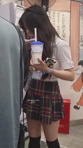 【永久专享】(BC-SSS-097)离谱超短裙制服美女..买奶茶被CD花内镜头贴着屁股【1V】【821M】