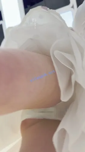 【永久专享】【KFC】长裙学生妹吃小吃·还嫌肉有点少·半透内微透黑绒毛【1V】【506M】 预览图 11