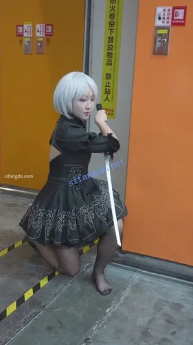 【永久专享】【xxn-331】白发cos小姐姐穿开裆黑丝..弯腰拿东西内裤贴镜头【1V】【485M】 预览图 4