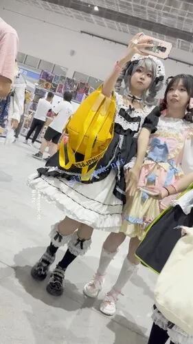 【永久专享】【KFC】洛丽塔裙学生妹和同学逛展·宽松白内透着黑·低角度CD【1V】【1.33G】 预览图 2