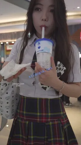 【永久专享】(BC-SSS-097)离谱超短裙制服美女..买奶茶被CD花内镜头贴着屁股【1V】【821M】 预览图 3