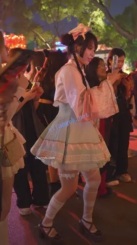 【永久专享】(BC-AA-599)双马尾小僵尸cos小姐姐拍照..蕾丝窄内开闪抄底【1V】【359M】 预览图 2