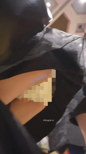 【永久专享】(BC-AA-639)游乐园抄底一对好闺蜜..白内弯腰坐镜头+条纹窄内【1V】【752M】 预览图 2