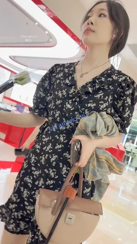 【永久专享】【KFC】长裙学生妹和闺蜜逛街·拿着花四处找帅哥·肉丝袜粉内【1V】【666M】 预览图 1