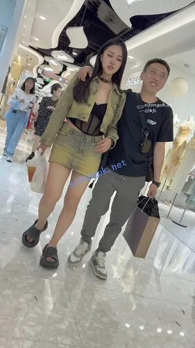 【永久专享】【KFC】大叔带着骚货逛街·内衣外露短裙半透内裤·前拍黑黑的【1V】【714M】 预览图 16