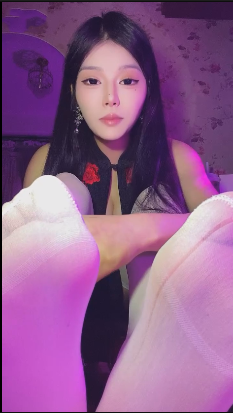 玩物直播奈诗千金-251125 红绿灯cnm三字经盯射香水【1V】【630MB百度云】 预览图 3