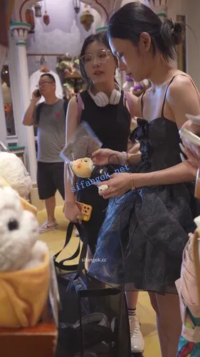 【永久专享】(BC-AA-639)游乐园抄底一对好闺蜜..白内弯腰坐镜头+条纹窄内【1V】【752M】 预览图 7