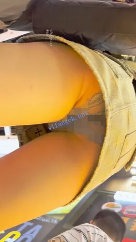 【永久专享】【KFC】大叔带着骚货逛街·内衣外露短裙半透内裤·前拍黑黑的【1V】【714M】 预览图 3