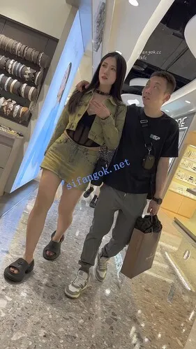 【永久专享】【KFC】大叔带着骚货逛街·内衣外露短裙半透内裤·前拍黑黑的【1V】【714M】 预览图 2