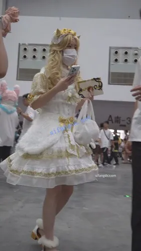 【永久专享】【xxn-329】金发公主裙小姐姐..卡通粉内勒出13缝正面露黑色【1V】【297M】 预览图 2