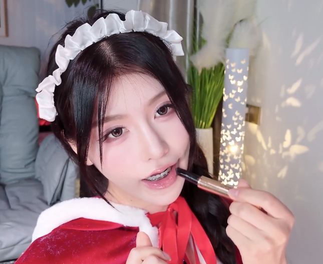 女神【Kiki-2025】圣诞装丝袜诱惑2v-福利岛