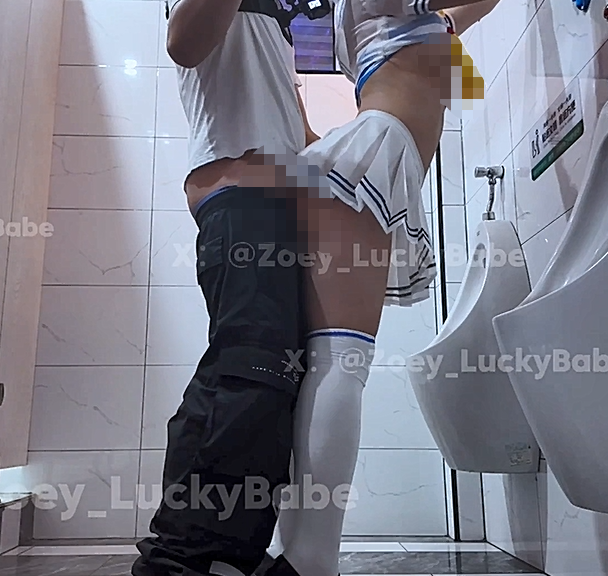 小黄帝Zoey_1月最新福利与粉丝男厕露出扶墙后入啪啪操的太激烈了以前上传过与金主地下停车场露出啪啪 预览图 3