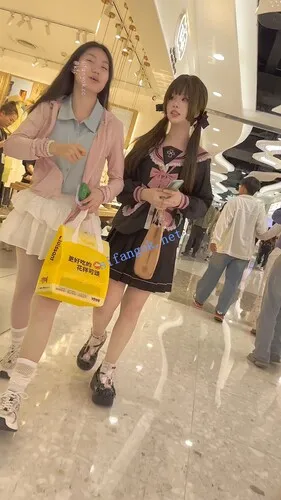 【永久专享】【KFC】JK制服萌妹和闺蜜逛街·可爱甜美系·淡灰色内内前后CD【1V】【927M】 预览图 3