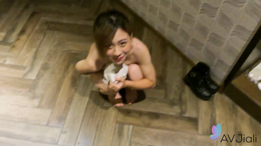 台灣原創國産平台AVJiali 模特 林思妤 和性感機車女郎在酒店享受雨後性愛時光 這奶子奶頭好粉 點贊 800.1MB 预览图 1