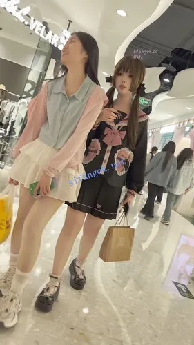 【永久专享】【KFC】JK制服萌妹和闺蜜逛街·可爱甜美系·淡灰色内内前后CD【1V】【927M】 预览图 5