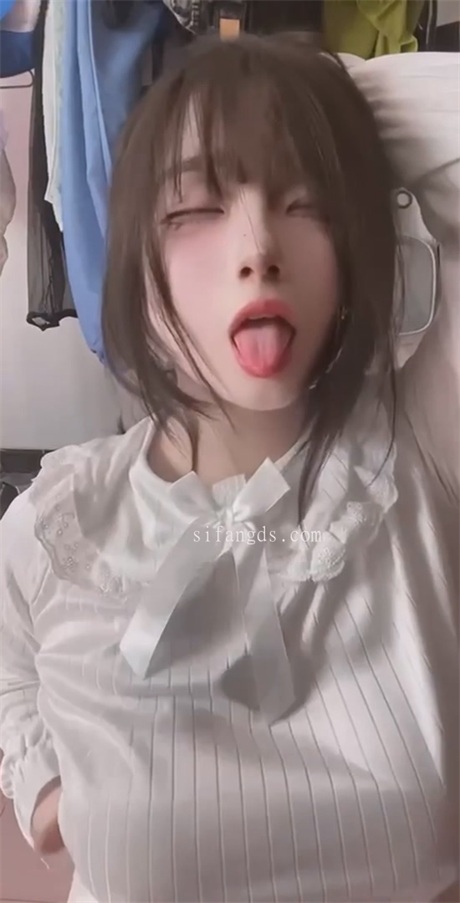 ❣️推荐❣️快手颜值嫩妹【小莫宝】大奶粉穴，一小撮毛好性感，道具自慰，痴女形态淫语调教【9V】【243M】 预览图 2