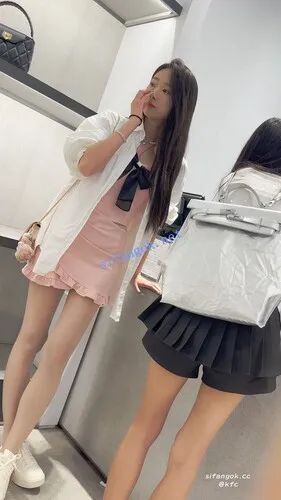 【永久专享】⭐足控最爱·两个极品学生妹试鞋·肉丝和裸足·打底裤尿黄了 【1V】【2.44G】 预览图 22