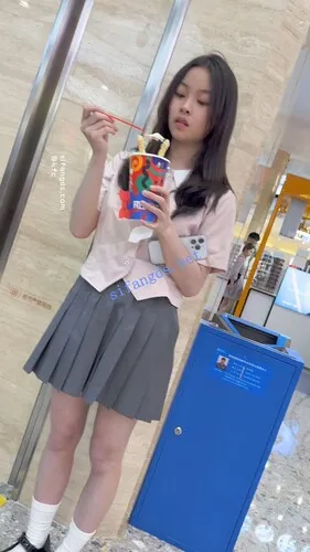 【永久专享】【KFC】制服JK大眼萝莉独自逛街买雪糕·无痕内内怼着拍前后CD【1V】【787M】 预览图 10