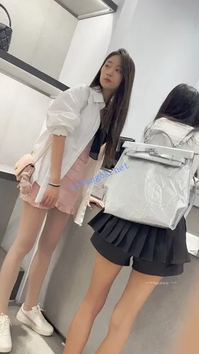 【永久专享】⭐足控最爱·两个极品学生妹试鞋·肉丝和裸足·打底裤尿黄了 【1V】【2.44G】 预览图 14