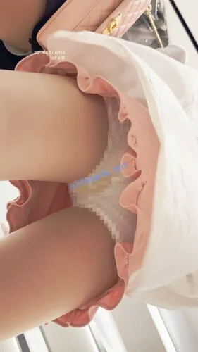 【永久专享】⭐足控最爱·两个极品学生妹试鞋·肉丝和裸足·打底裤尿黄了 【1V】【2.44G】 预览图 3