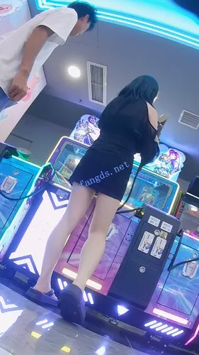 【永久专享】『D·D』-221-黑包臀裙，精神小妹，激动玩游戏，白内【1V】【1.24G】 预览图 7