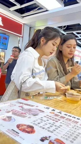 【永久专享】【KFC】身材不错的少妇专注吃小吃·大长腿包臀裙白色骚窄内【1V】【1.18G】 预览图 5