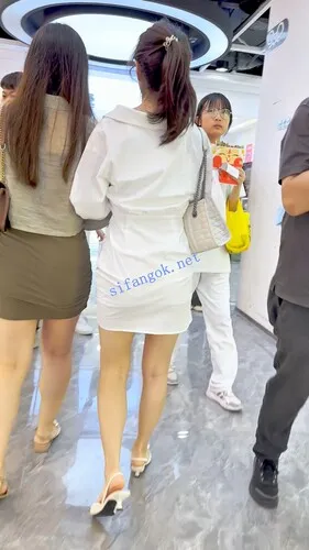 【永久专享】【KFC】身材不错的少妇专注吃小吃·大长腿包臀裙白色骚窄内【1V】【1.18G】 预览图 8