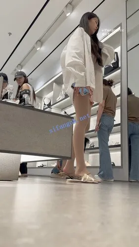 【永久专享】⭐足控最爱·两个极品学生妹试鞋·肉丝和裸足·打底裤尿黄了 【1V】【2.44G】 预览图 5