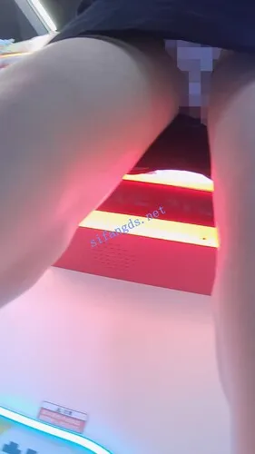 【永久专享】『D·D』-221-黑包臀裙，精神小妹，激动玩游戏，白内【1V】【1.24G】 预览图 4