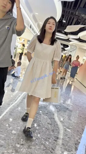 【永久专享】【KFC】少妇和闺蜜逛街·白色长裙下穿着黄色骚窄内·前面够黑【1V】【586M】 预览图 1