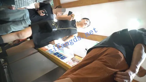 【永久专享】（空城原创）黑裙小姐姐逛商场，微透白N紧裹肉臀【1V】【211M】 预览图 3