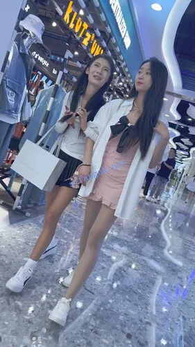 【永久专享】⭐足控最爱·两个极品学生妹试鞋·肉丝和裸足·打底裤尿黄了 【1V】【2.44G】 预览图 13